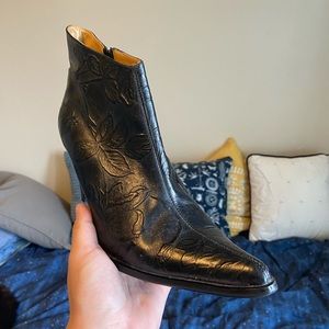 VINTAGE EMBOSSED HEELED BOOTS MADE IN ITALY